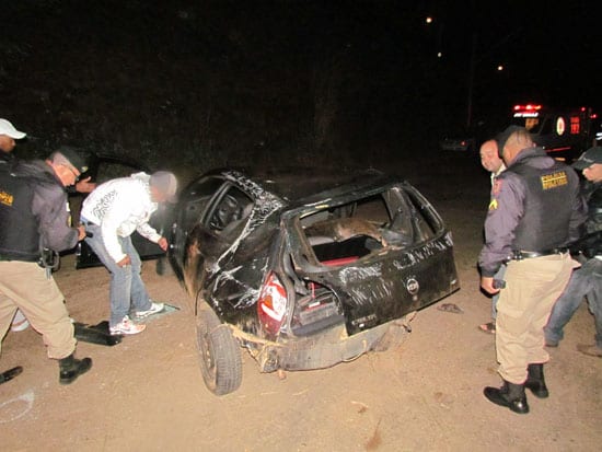 Acidente durante a madrugada deixa rapazes gravemente feridos