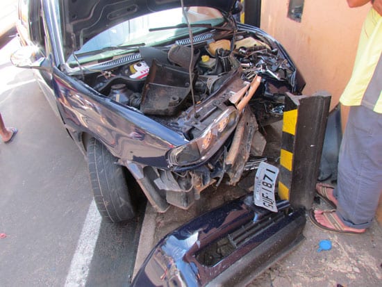 Descontrolado, carro bate violentamente contra trilho em calçada