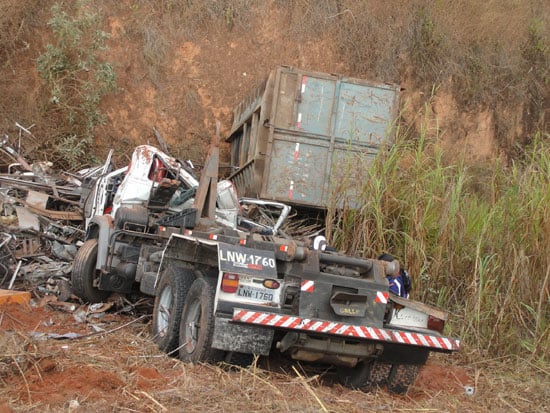 Acidente com caminhão de sucata mata motorista na estrada de Itabira a Nova Era