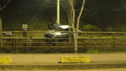 Carro fica pendurado em canal  após condutor perder controle da direção