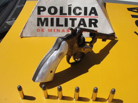 Polícia prende três e apreende um menor com arma no trevo do Itabiruçu