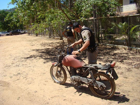 Polícia apreende nove motos suspeitas em oficina na zona rural de Santa Maria