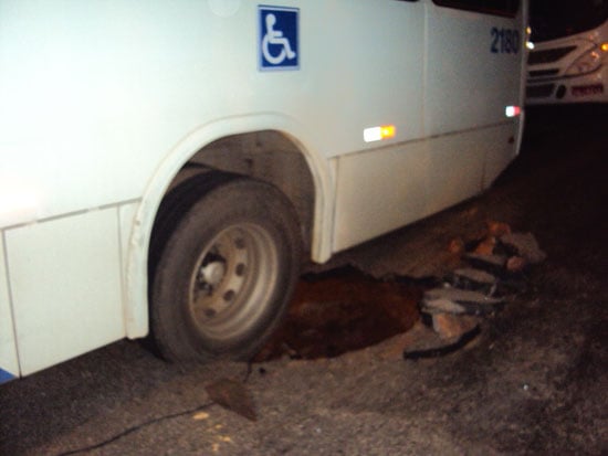 Asfalto cede na avenida Ipiranga e engole roda de coletivo