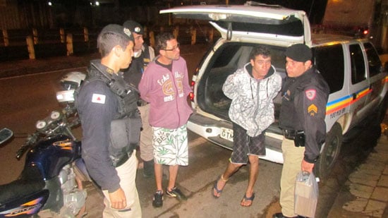 Irmãos são presos com crack, cocaína e maconha