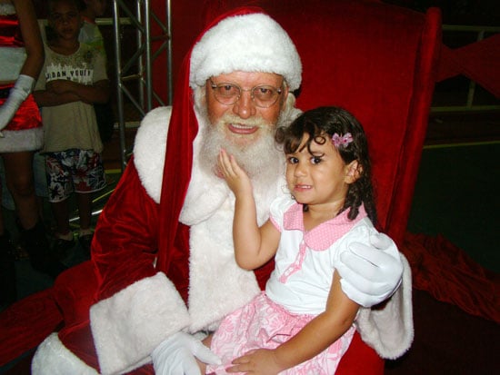 Chegada do Papai Noel alegra crianças em São Gonçalo