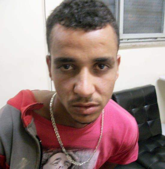 Rapaz tenta se livrar de drogas, mas acaba preso