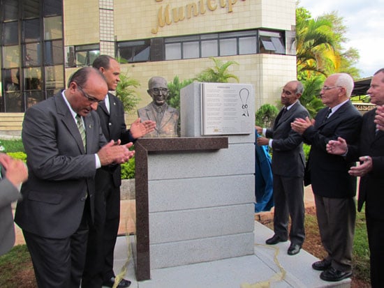 Câmara homenageia Drummond com busto e poema