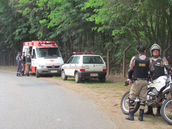 Homem cai de moto durante o dia e diz que foi ofuscado por farol de carro