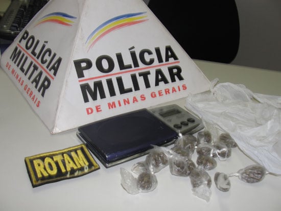 Menor que escondia droga no telhado engole bucha de maconha ao ver a polícia