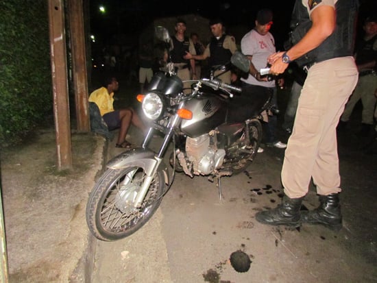Sem habilitação, motoqueiro foge da polícia em alta velocidade e acaba preso