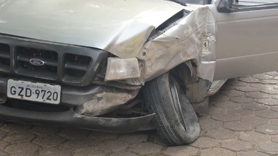 Motorista com suspeita de embriaguez bate Ranger em muro no bairro Hamilton