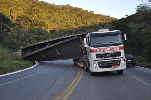 Carreta que trazia peça de 70 toneladas para Sabará tomba na BR-381 e interdita o trânsito