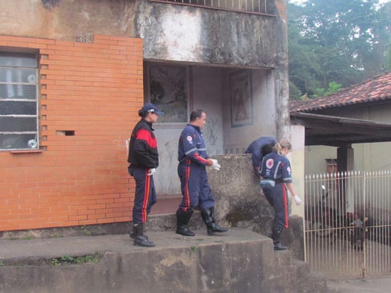 Homem encontrado morto na varanda de casa na rua Santana
