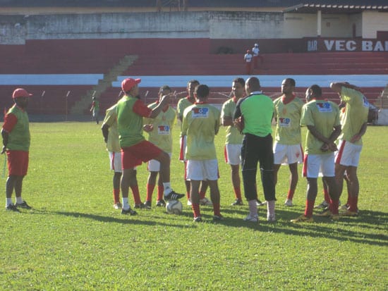 Valério estreia e busca quebrar sequência negativa diante de rival