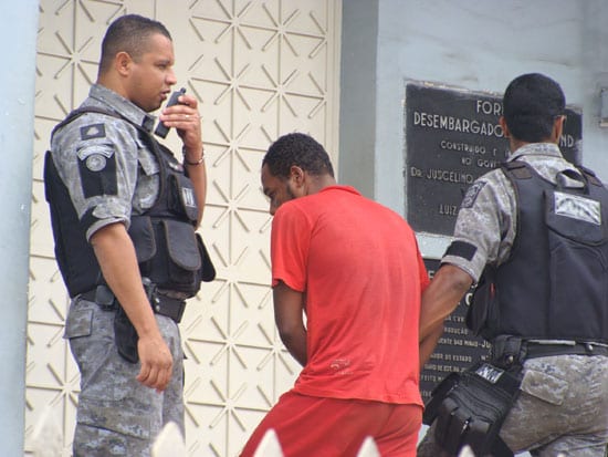Acusados de tráfico de drogas depõem no Fórum de Itabira