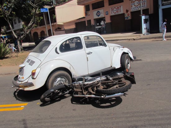 Durante colisão, motociclista passa sobre teto de Fusca e sofre apenas escoriações