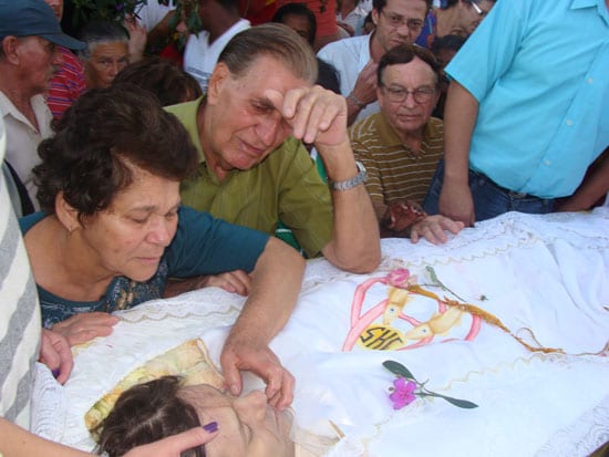 Padre Almir é sepultado sob aplausos em Itabira