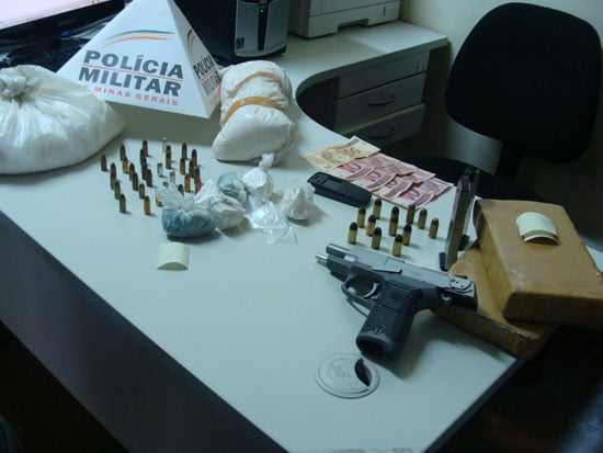 Após denúncia, PM apreende cocaína, maconha, crack e arma de uso exclusivo
