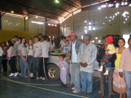 Santa Bárbara recebe cestas básicas do colégio Educare e doa para famílias carentes