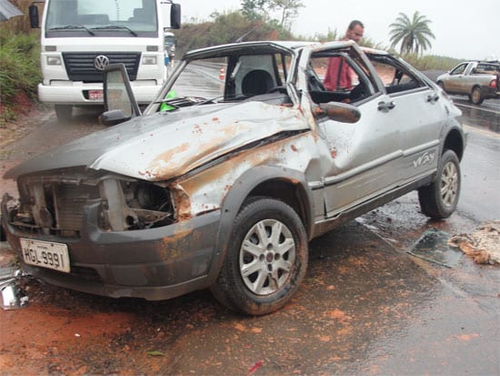 Homem perde controle do carro e capota na MG 434