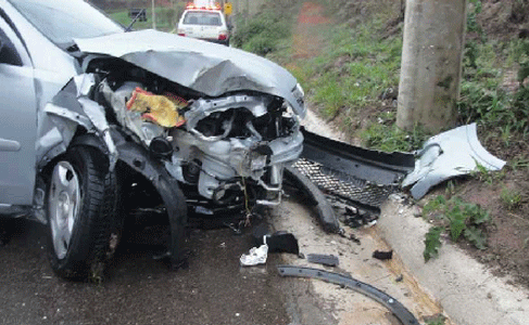 Motorista dorme na direção e bate em poste