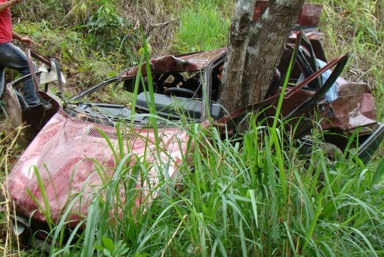 Carro capota em ribanceira de 70 metros em Santa Maria de Itabira
