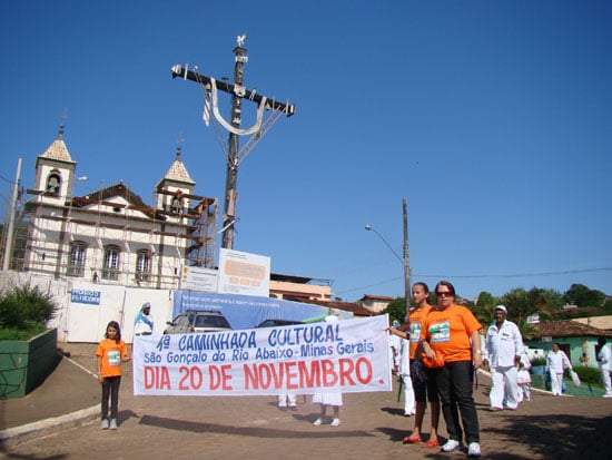 1ª Caminhada Cultural reúne adultos e crianças em São Gonçalo