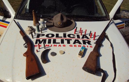 Armas, munição e ave são apreendidas em Antônio Dias
