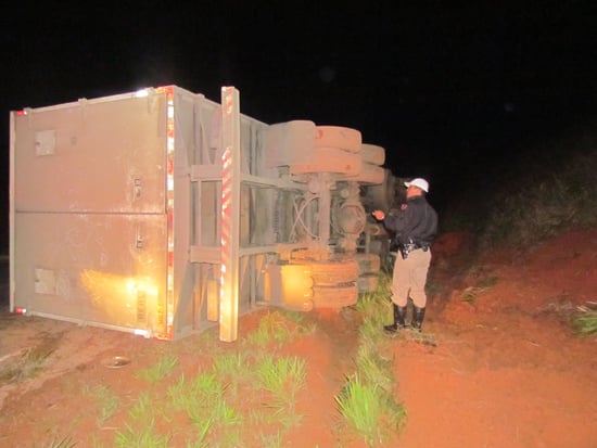 Mais um caminhão tomba na estrada de Itabira a Nova Era