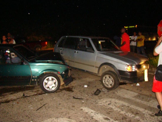 Acidente entre dois carros feriu três pessoas em Itabira