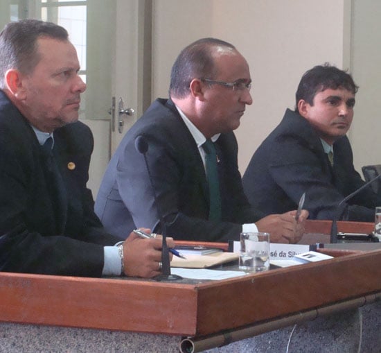 Vereadores comemoram ordem judicial a favor de comerciantes