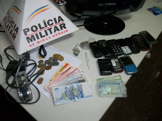 Acusada de tráfico é presa com maconha, celulares e dinheiro