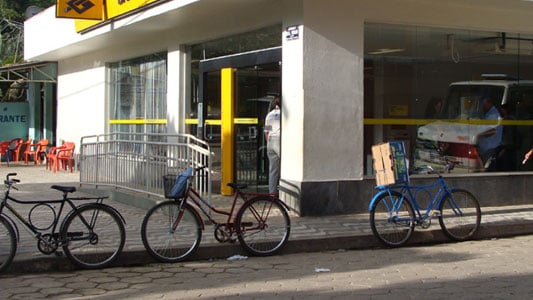 Ladrões assaltam Bretas em Santa Maria de Itabira e fogem de moto