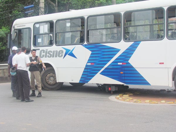Ônibus atinge motocicleta e condutor escapa ileso