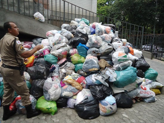 PM entrega mais de 9 mil peças de roupas às vítimas de chuvas
