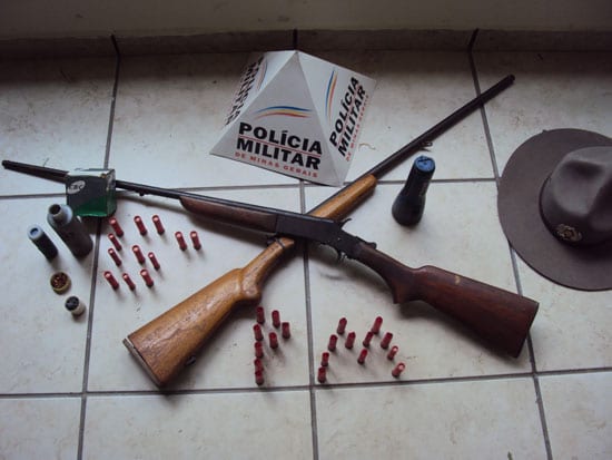 Polícia prende homem com espingardas e farta munição em Ferros