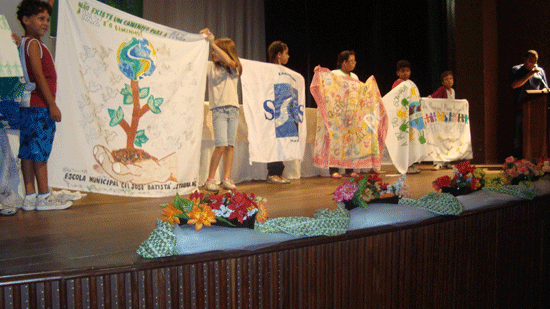 Apae apresenta SOS Natureza a diversas escolas de Itabira