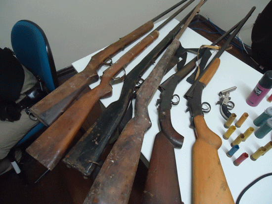 Após denúncia anônima, PM prende homem com cinco armas de fogo em casa