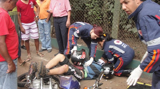 Motociclista bate em carro e depois atinge cerca com violência
