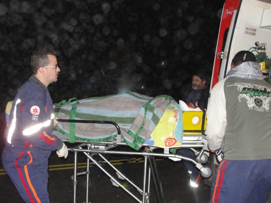 Caminhão carregado com granito cai em ribanceira na MG-434