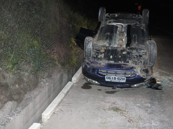 Palio capota na MG-129 e deixa duas pessoas feridas