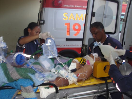Motoqueiro é socorrido em estado grave ao bater na traseira de caminhão basculante