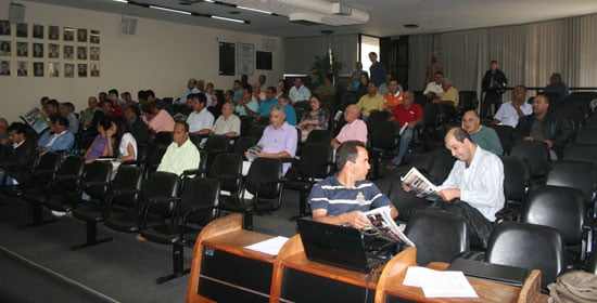 Taxistas lotam Câmara para pressionar e recebem apoio de vereadores