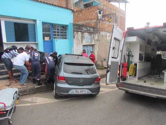 Jovem perde controle do carro em cruzamento e bate em uma casa