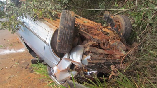 Homem capota carro próximo a barragem Santana