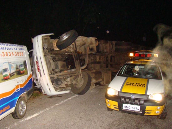 Carreta com cerveja tomba na estrada Itabira-Nova Era