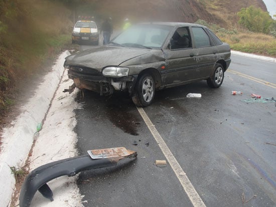 Motorista perde controle de Escort, bate em barranco e capota próximo à barragem Santana