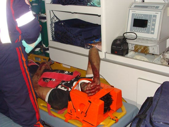 Ciclista é fechado por carro e bate cabeça no meio-fio