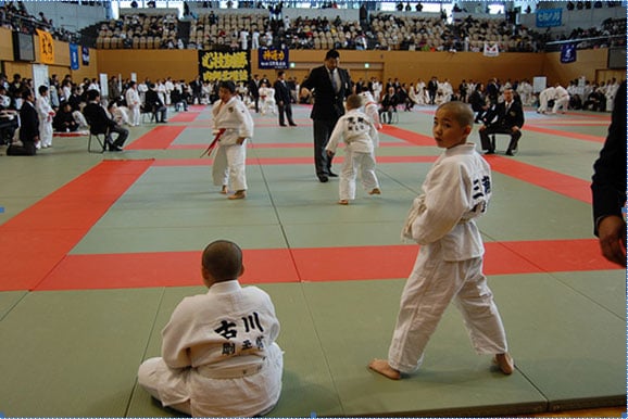 Atletas itabiranos participam de festival mirim de judô