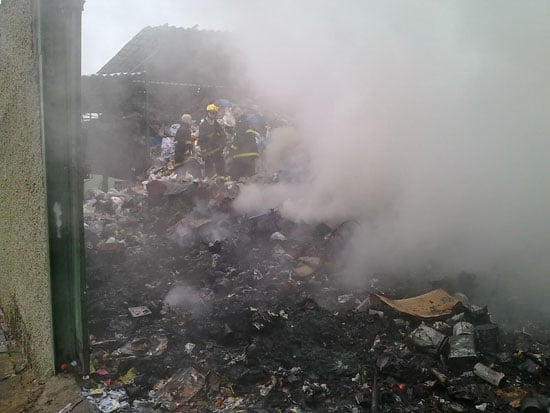 Incêndio em galpão da Itaurb consome materiais recicláveis